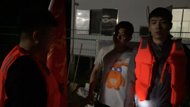 1596765319139603.jpg 突擊隊員輪班巡查大堤3_副本.jpg